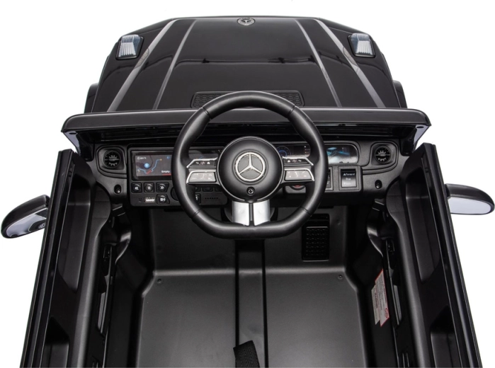 Gedetailleerde cockpit en Mercedes-stuur