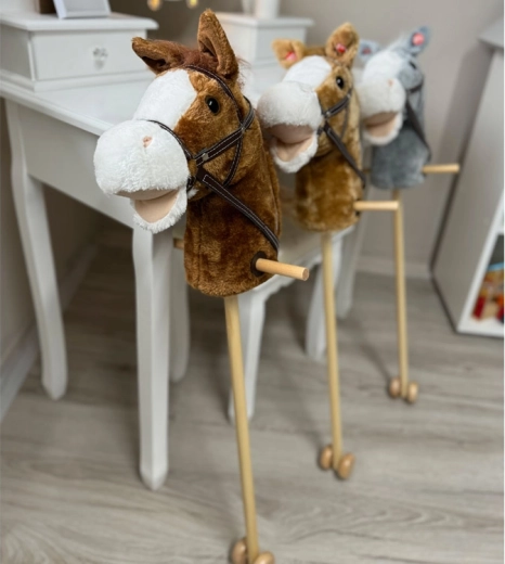 Houten stok met wieltjes