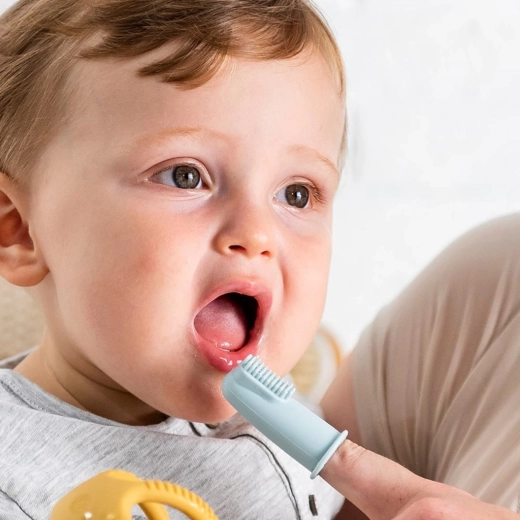 Zachte reiniging van de eerste tandjes