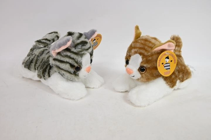 Pluchen gestreepte kater liggend
