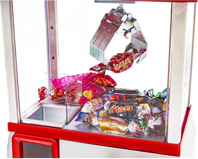Transparante vitrine en metalen grijper