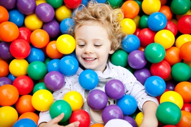 Kleurrijke balletjes voor beweging en zintuiglijk spel