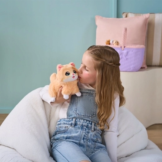 Interactieve mamakat reageert tijdens het spelen