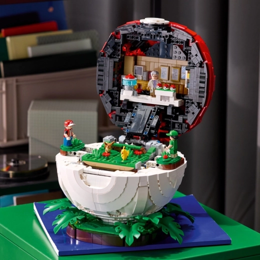 Openbare Poké Ball met verborgen diorama