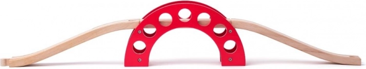 Houten brug met rode boog voor treinen