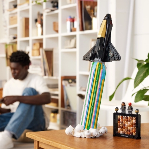 Iconische shuttle in dynamische launchpose