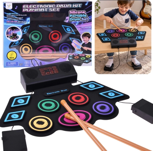 Elektronisch kinderd laagdrumstel op een mat met pedalen