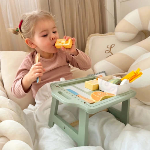 Ontbijt op bed – dienblad dat kinderen gemakkelijk kunnen dragen