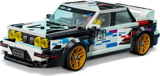 Bewegende wielen en coureur-minifiguur voor raceplezier