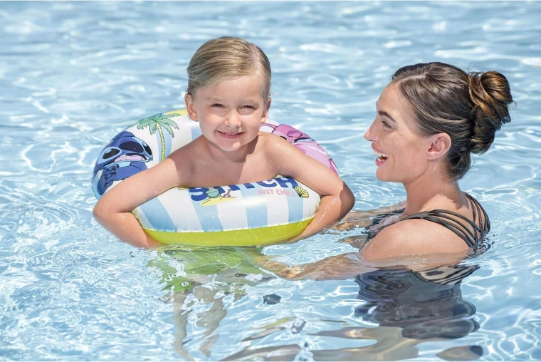 Lichte ondersteuning tijdens het spelen in het water