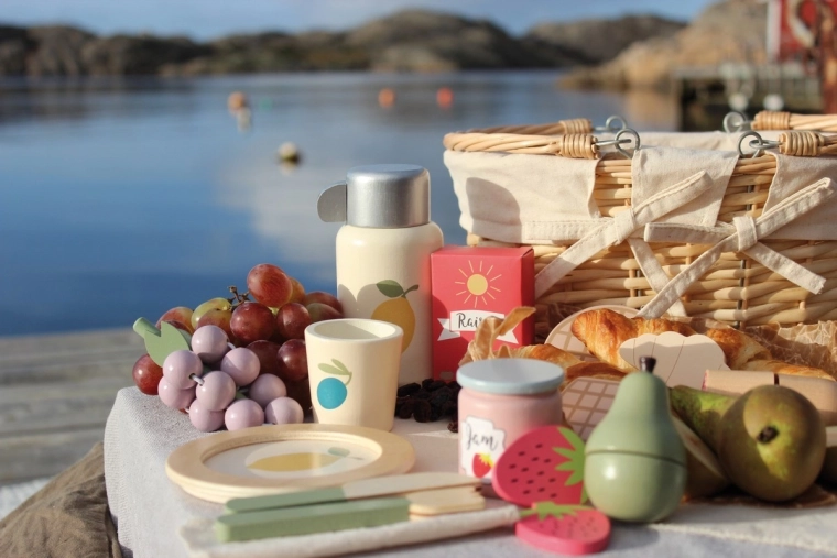 Picknickmand en deken om thuis en buiten te spelen