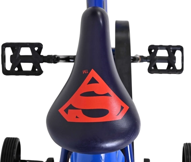 Comfortabel zadel met het iconische Superman-logo