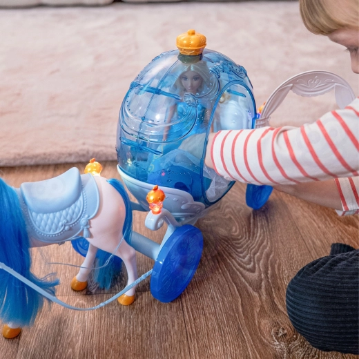 Door een wit paard getrokken koets