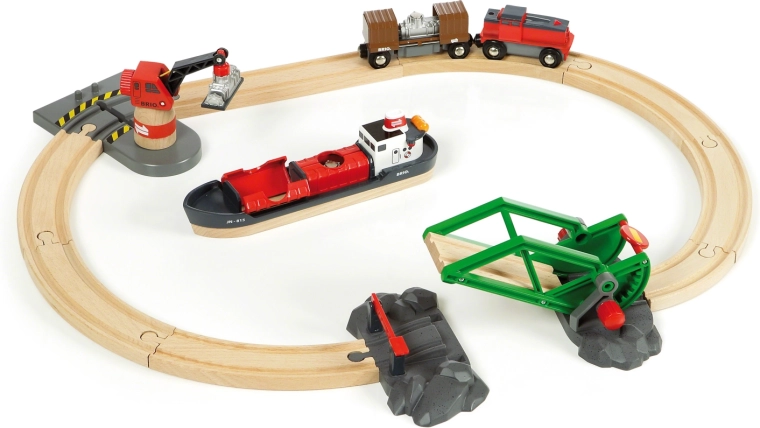 Brio World haven met vrachtschip en rails
