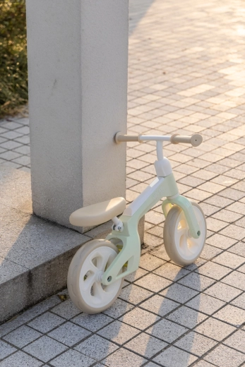 Verstelbaar zadel en stuur – een loopfiets die met het kind meegroeit