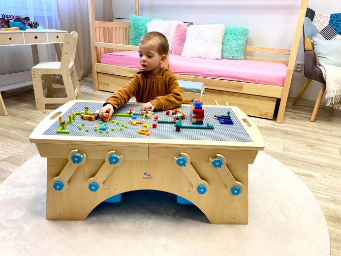 Veilige tafel voor kleine bouwers