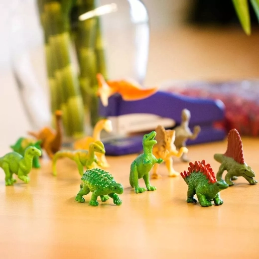 Met de hand beschilderde figuren met realistische details