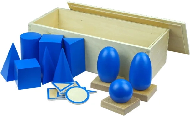 Moyo Montessori geometrische lichamen met sokkels en doos