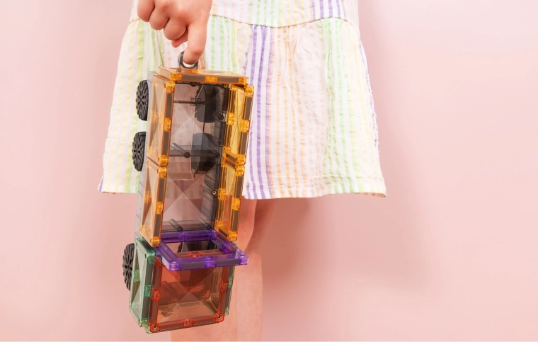 Pasteltinten, transparante onderdelen en leren door spel