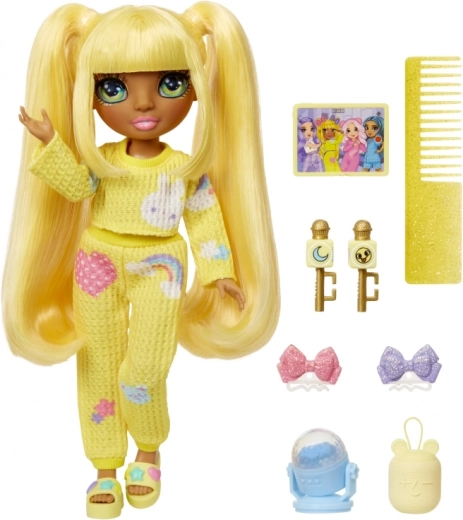 Gele pyjama en lang haar