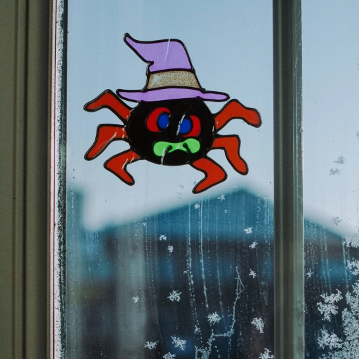 Halloweenraamdecoratie – kleurrijke glinsterende spin