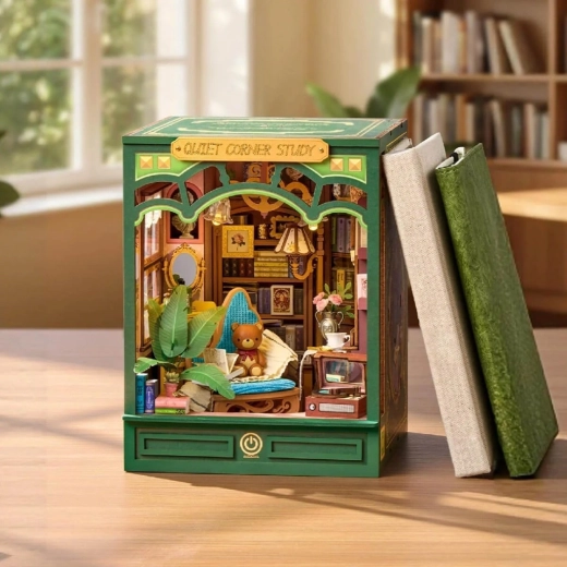 Gedetailleerde mini-studiekamer tussen de boeken