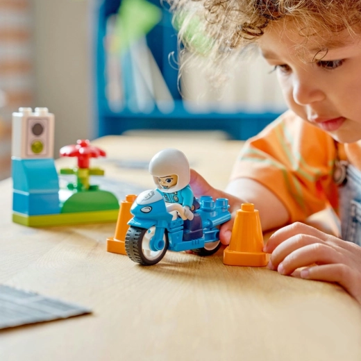 Fantasierijk spel met de politieagente