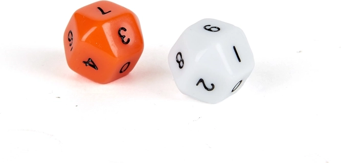 Scoredobbelstenen en mini bal voor een spannende game