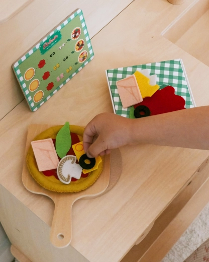 Authentieke pizza op een houten pizzaschep