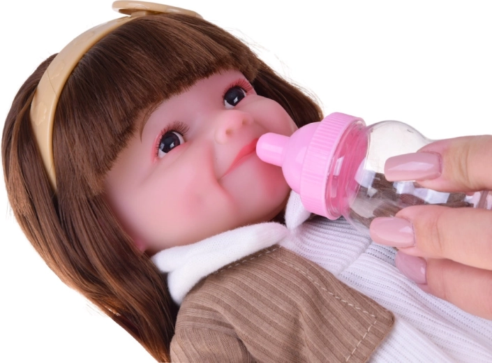 Realistische verzorging met flesje en luier