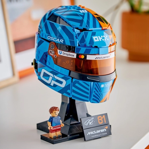 Displaystandaard, naamplaatje en minifiguur van de coureur