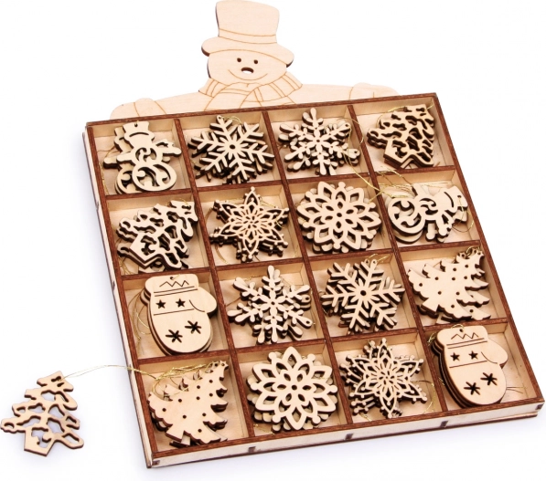 Houten kerstversieringen in doos