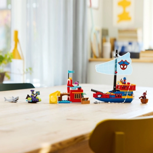 Actief piratenschip met schietfunctie en spinnenweb