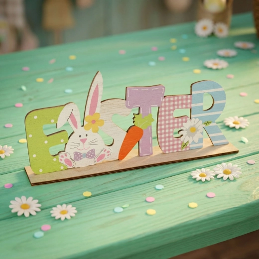 Paastafeldecoratie van hout met konijntje