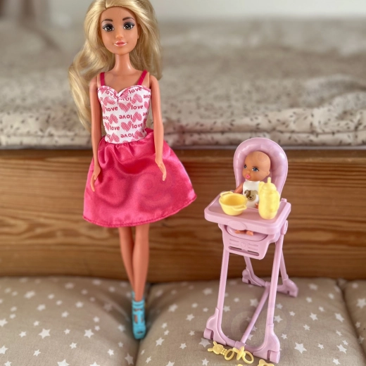 De baby verzorgen zoals in een echt gezin