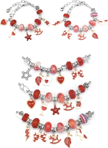 Armbanden met bedels in romantische rode en roze tinten