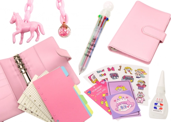 Roze notitieboek met accessoires en leren design