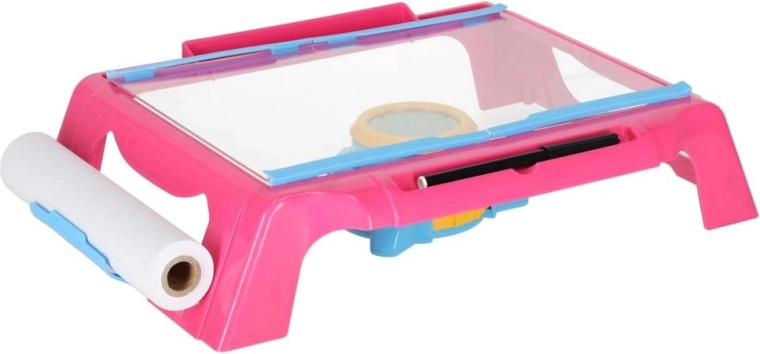 Roze kinder tekentafel met projector