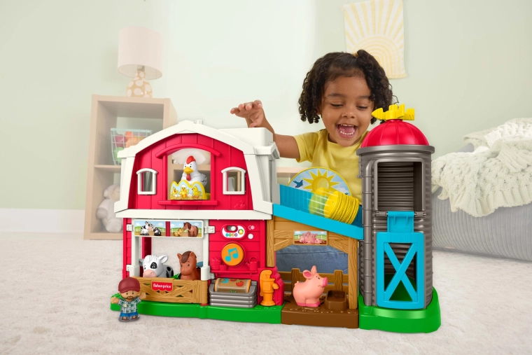 Twee verdiepingen tellende schuur met silo en helling