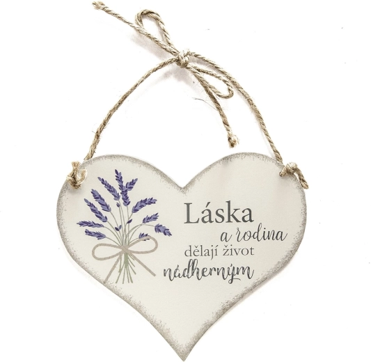Houten hart, witte decoratie met de tekst ‘Liefde en familie’