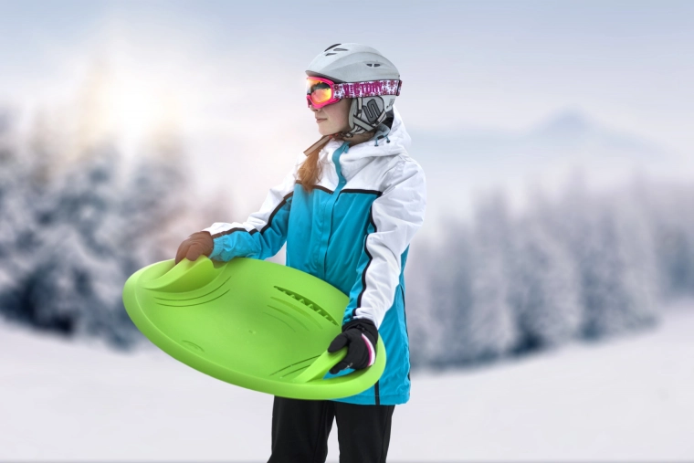 Lichte sneeuwschotel voor kinderen en volwassenen