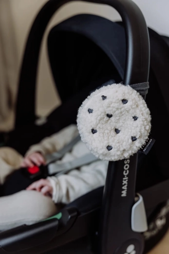 Eenvoudig vast te klikken aan kinderwagen, autostoeltje en wieg