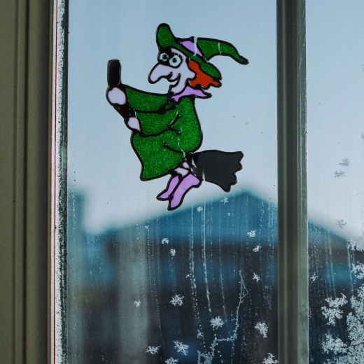 Glitterende Halloween-raamdecoratie in de vorm van een heks