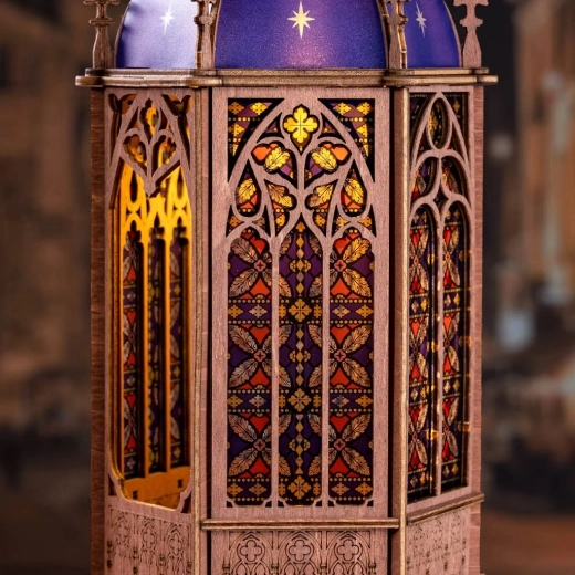 Gotische kathedraal met glas-in-loodeffect