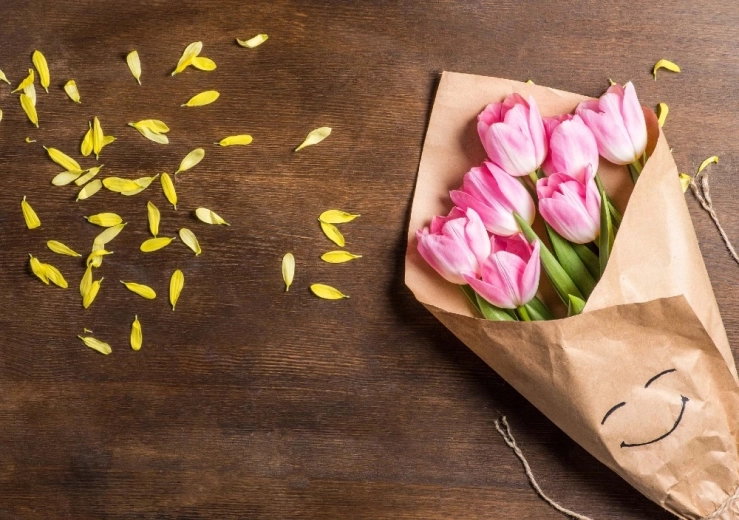 Gekleurde C6-envelop met tulpenmotief