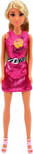 Elegante roze outfit en lang blond haar