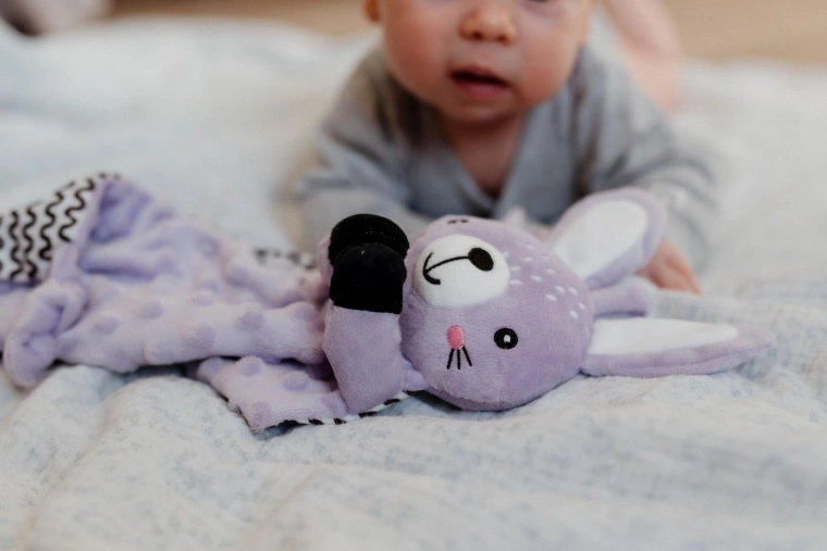 Geïntegreerde rammelaar voor zachte gehoorstimulatie