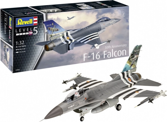 Plastic modelvliegtuig F-16 Falcon ter gelegenheid van het 50-jarig jubileum 1/32