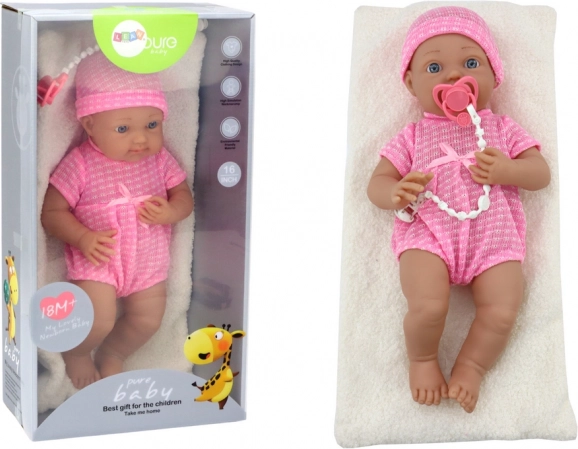 Babypop in roze outfit met mutsje, speen en dekentje