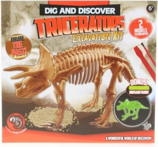 Uitbeitelen van dinosaurus-skeletten met een triceratops die in het donker licht